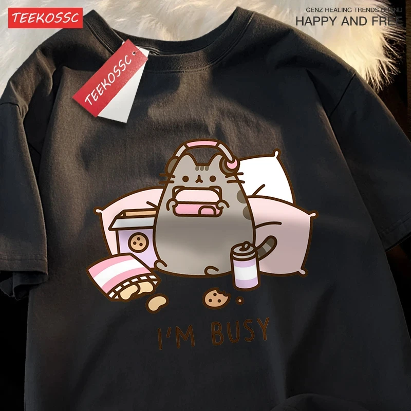 Summer Games Clothing Brand - Meşgul Kedi Kulaklıklarla Oyun Oynarken Adam